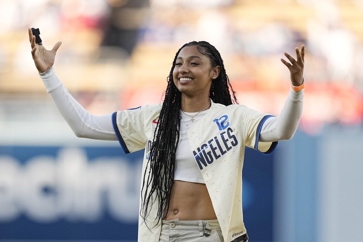 Bintang bola keranjang USC, JuJu Watkins, melemparkan strike di Dodger Stadium